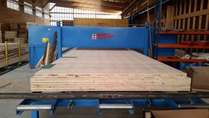 Fabrication en usine d'un mur MHM (panneaux de mur contre cloué)