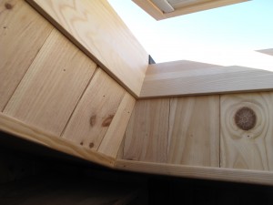 finition intérieur tableau de Velux en lambris